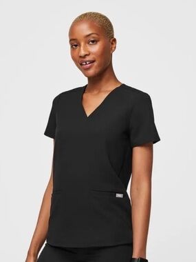 FIGS Casma Three-Pocket Scrub Top size M